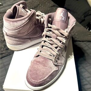 Women’s Air Jordan 1 MID SE